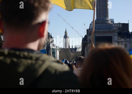 Protest gegen die russische Invasion in der Ukraine, Trafalgar Square, Parlament (Big Ben) in der Ferne, London, Großbritannien, 27. Februar 2022 Stockfoto