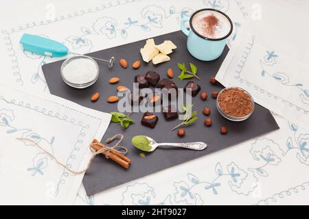 Hausgemachte Schokolade, Süßspeisen mit Kaffee aus der oberen Perspektive Stockfoto