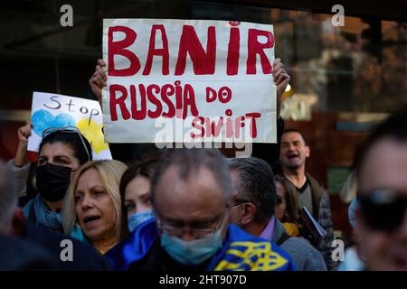 Porto, Portugal. 27.. Februar 2022. Ein Protestler hält während der Demonstration ein Plakat. Hunderte von Menschen versammelten sich vor der russischen Botschaft in Portugal zur Unterstützung der Ukrainer und gegen die russische Militärinvasion. Kredit: SOPA Images Limited/Alamy Live Nachrichten Stockfoto