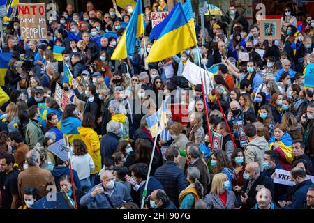 Porto, Portugal. 27.. Februar 2022. Während der Demonstration versammeln sich die Demonstranten, während sie Plakate und Flaggen der Ukraine halten. Hunderte von Menschen versammelten sich vor der russischen Botschaft in Portugal zur Unterstützung der Ukrainer und gegen die russische Militärinvasion. Kredit: SOPA Images Limited/Alamy Live Nachrichten Stockfoto