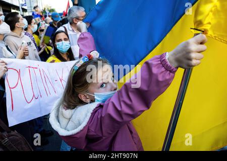 Porto, Portugal. 27.. Februar 2022. Ein Kind hält während der Demonstration eine Flagge der Ukraine. Hunderte von Menschen versammelten sich vor der russischen Botschaft in Portugal zur Unterstützung der Ukrainer und gegen die russische Militärinvasion. Kredit: SOPA Images Limited/Alamy Live Nachrichten Stockfoto