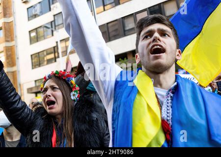 Porto, Portugal. 27.. Februar 2022. Während der Demonstration sahen die Demonstranten die Nationalhymne der Ukraine singen. Hunderte von Menschen versammelten sich vor der russischen Botschaft in Portugal zur Unterstützung der Ukrainer und gegen die russische Militärinvasion. Kredit: SOPA Images Limited/Alamy Live Nachrichten Stockfoto