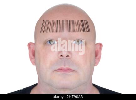 Futuristische Darstellung des Gesichts eines Mannes mit einem Barcode auf seiner Stirn. Konzeptuelles Bild der Kontrolle der Bevölkerung. Der Barcode enthält den Text „Ge Stockfoto