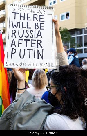 Porto, Portugal. 27.. Februar 2022. Eine Protesterin hält während der Demonstration ein Plakat, auf dem sie ihre Meinung zum Ausdruck bringt. Hunderte von Menschen versammelten sich vor der russischen Botschaft in Portugal zur Unterstützung der Ukrainer und gegen die russische Militärinvasion. Kredit: SOPA Images Limited/Alamy Live Nachrichten Stockfoto