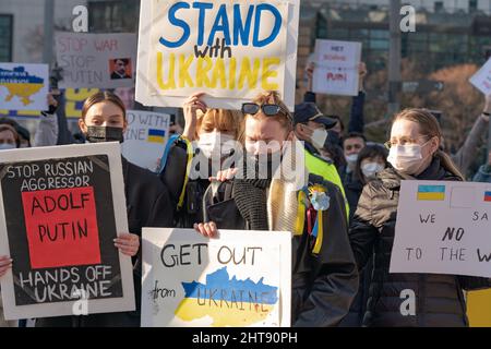 Seoul, Südkorea. 27.. Februar 2022. Demonstranten halten Plakate während einer Kundgebung gegen die russische Invasion in der Ukraine in Seoul. Kredit: SOPA Images Limited/Alamy Live Nachrichten Stockfoto