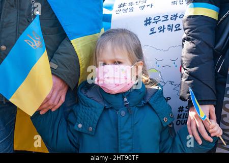Seoul, Südkorea. 27.. Februar 2022. Ein ukrainisches Kind ist mit ihren Eltern bei einer Kundgebung gegen die russische Invasion in der Ukraine vor der russischen Botschaft in Seoul.Kundgebung gegen die russische Invasion in der Ukraine in Seoul, Südkorea. Kredit: SOPA Images Limited/Alamy Live Nachrichten Stockfoto