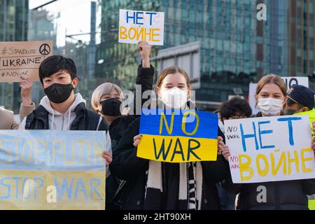 Seoul, Südkorea. 27.. Februar 2022. Demonstranten halten Plakate während einer Kundgebung gegen die russische Invasion in der Ukraine in Seoul. Kredit: SOPA Images Limited/Alamy Live Nachrichten Stockfoto