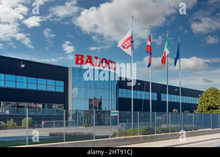 Fossano, Cuneo, Italien - 27. Februar 2022: Balocco Fabrikgebäude in der Via Santa Lucia, Balocco ist der Markenname der berühmten Süßwarenfabrik Stockfoto