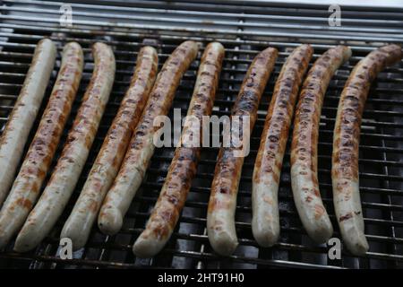 Eine Aufnahme leckerer Würstchen, die gegrillt werden Stockfoto