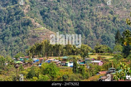 Häuser und Ackerland im Dorf Darap, einem der schönsten Dörfer in Sikkim, Indien Stockfoto