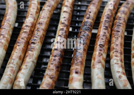 Eine Aufnahme leckerer Würstchen, die gegrillt werden Stockfoto