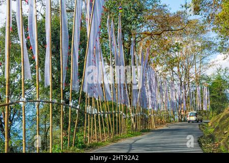 Gebetsfahnen führen zum Kloster Sangchen Pemayangtse, Pelling, Sikkim, Indien Stockfoto