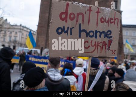 Krakau, Polen. 27.. Februar 2022. Ein Protestler hält ein Plakat während der Protestdemonstration Ukrainer in Krakau protestieren gegen den Krieg in der Ukraine und Putins Aggression gegen ihr Land. Kredit: SOPA Images Limited/Alamy Live Nachrichten Stockfoto