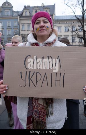Krakau, Polen. 27.. Februar 2022. Ein Protestler hält ein Plakat während der Protestdemonstration Ukrainer in Krakau protestieren gegen den Krieg in der Ukraine und Putins Aggression gegen ihr Land. Kredit: SOPA Images Limited/Alamy Live Nachrichten Stockfoto