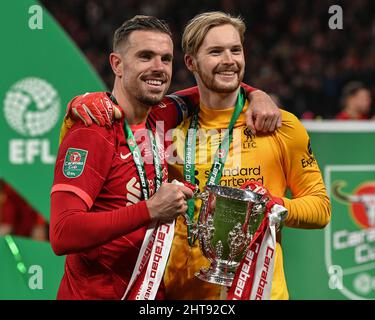 Jordan Henderson #14 aus Liverpool und Caoimhin Kelleher #62 aus Liverpool feiern den Sieg im Carabao Cup Stockfoto