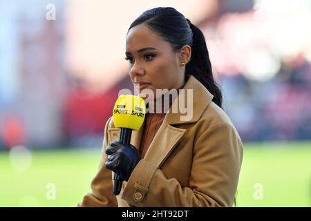LEIGH, GROSSBRITANNIEN. FEB 27. TV-Moderator Alex Scott während des Women's FA Cup 5. Round Matches zwischen Manchester United und Manchester City im Leigh Sports Stadium, Leigh am Sonntag, 27.. Februar 2022. (Kredit: Eddie Garvey | MI Nachrichten) Kredit: MI Nachrichten & Sport /Alamy Live Nachrichten Stockfoto