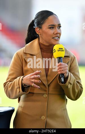 LEIGH, GROSSBRITANNIEN. FEB 27. TV-Moderator Alex Scott während des Women's FA Cup 5. Round Matches zwischen Manchester United und Manchester City im Leigh Sports Stadium, Leigh am Sonntag, 27.. Februar 2022. (Kredit: Eddie Garvey | MI Nachrichten) Kredit: MI Nachrichten & Sport /Alamy Live Nachrichten Stockfoto