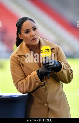 LEIGH, GROSSBRITANNIEN. FEB 27. TV-Moderator Alex Scott während des Women's FA Cup 5. Round Matches zwischen Manchester United und Manchester City im Leigh Sports Stadium, Leigh am Sonntag, 27.. Februar 2022. (Kredit: Eddie Garvey | MI Nachrichten) Kredit: MI Nachrichten & Sport /Alamy Live Nachrichten Stockfoto