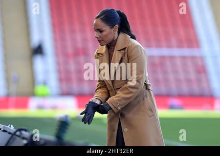 LEIGH, GROSSBRITANNIEN. FEB 27. TV-Moderator Alex Scott während des Women's FA Cup 5. Round Matches zwischen Manchester United und Manchester City im Leigh Sports Stadium, Leigh am Sonntag, 27.. Februar 2022. (Kredit: Eddie Garvey | MI Nachrichten) Kredit: MI Nachrichten & Sport /Alamy Live Nachrichten Stockfoto