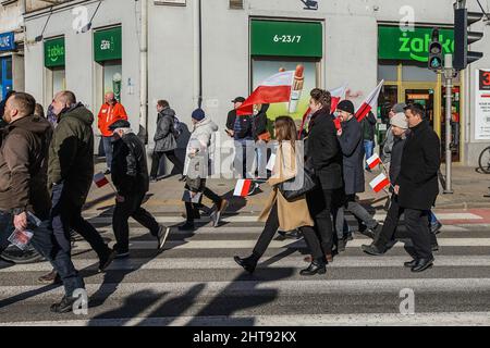 Danzig, Polen. 27.. Februar 2022. Am 27. Februar 2022 nahmen in Danzig, Polen, Personen mit polnischen Fahnen und nationalistischen Slogans am marsch der verfluchten Soldaten Teil, der ein Symbol für polnische Nationalisten der M?odziez Wszechpolska und anderer rechtsextremen Organisationen ist (Foto: Vadim Pacajev/Sipa USA) Quelle: SIPA USA/Alamy Live News Stockfoto