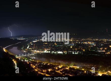 Blick auf die nächtliche Stadt während des Blitzes. Stockfoto