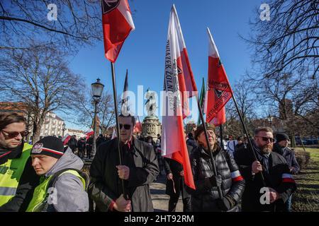 Danzig, Polen. 27.. Februar 2022. Am 27. Februar 2022 nahmen in Danzig, Polen, Personen mit polnischen Fahnen und nationalistischen Slogans am marsch der verfluchten Soldaten Teil, der ein Symbol für polnische Nationalisten der M?odziez Wszechpolska und anderer rechtsextremen Organisationen ist (Foto: Vadim Pacajev/Sipa USA) Quelle: SIPA USA/Alamy Live News Stockfoto