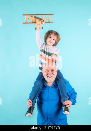 Großvater und Sohn Huckepack mit Spielzeug Flugzeug. Männer Generation Großvater und Enkel. Stockfoto