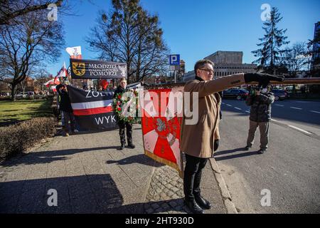 Danzig, Polen. 27.. Februar 2022. Am 27. Februar 2022 nahmen in Danzig, Polen, Personen mit polnischen Fahnen und nationalistischen Slogans am marsch der verfluchten Soldaten Teil, der ein Symbol für polnische Nationalisten der M?odziez Wszechpolska und anderer rechtsextremen Organisationen ist (Foto: Vadim Pacajev/Sipa USA) Quelle: SIPA USA/Alamy Live News Stockfoto