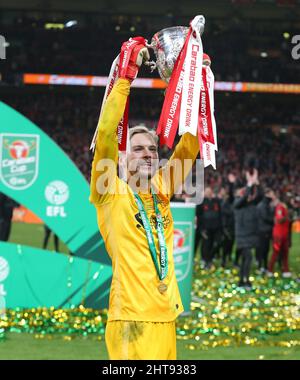 CAOIMHIN KELLEHER HEBT DEN CARABAO CUP AN, CHELSEA V LIVERPOOL, 2022 Stockfoto