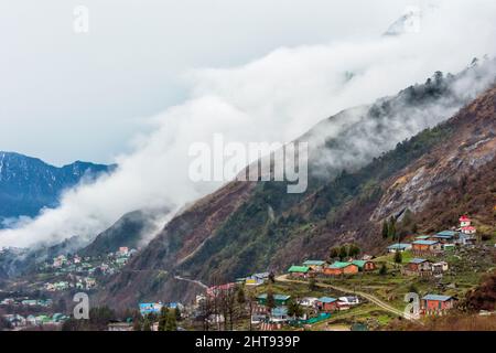 Dorf Lachung im mit Nebel bedeckten Bergtal, Sikkim, Indien Stockfoto
