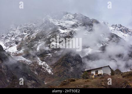 Ein kleines Haus in dem mit Nebel bedeckten Berg, Lachung, Sikkim, Indien Stockfoto