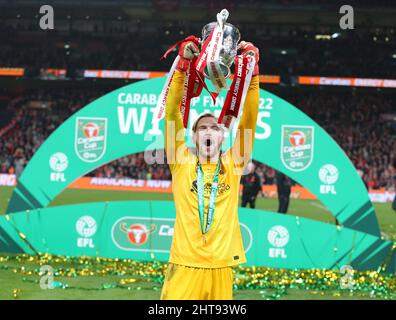 CAOIMHIN KELLEHER HEBT DEN CARABAO CUP AN, CHELSEA V LIVERPOOL, 2022 Stockfoto