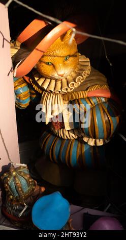 Vertikale Nahaufnahme der farbenfrohen Statue des Kuss in Stiefeln. Stockfoto