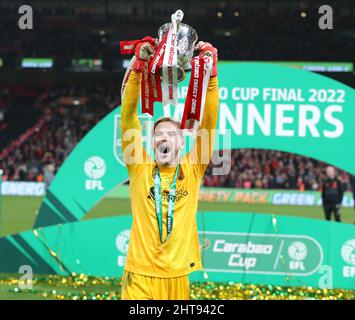 CAOIMHIN KELLEHER HEBT DEN CARABAO CUP AN, CHELSEA V LIVERPOOL, 2022 Stockfoto