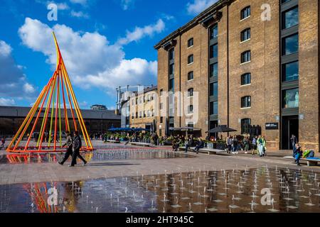 UAL Central St. Martins (Universität der Künste London). Der UAL-Zentrale St Martins Campus am Getreidespeicher Square in der Nähe von King's Cross, London. Stockfoto