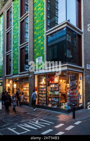 Gisch! Comics Soho London in der Berwick Street im kosmopolitischen Londoner Stadtteil Soho. Berwick St beherbergt einen kleinen Markt und ist für Stoffgeschäfte bekannt. Stockfoto