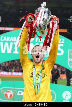 CAOIMHIN KELLEHER HEBT DEN CARABAO CUP AN, CHELSEA V LIVERPOOL, 2022 Stockfoto