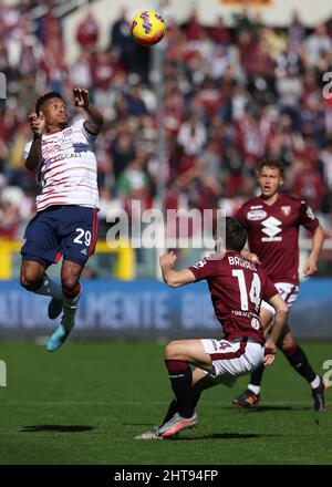 Turin, Italien, 27.. Februar 2022. Josip Brekalo und Mergim Vojvoda vom FC Turin sehen sich an, als Dalbert von Cagliari während des Serie-A-Spiels im Stadio Grande Torino, Turin, einen Sprünge macht, um den Ball klar zu führen. Bildnachweis sollte lauten: Jonathan Moscrop / Sportimage Stockfoto