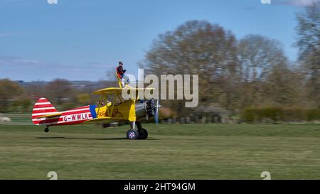 WingWalking am Headcorn Airfield Stockfoto