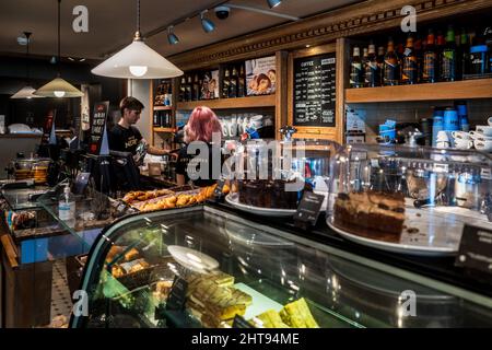 Caffe Nero Coffee Shop Barista - Caffe Nero Interior - ein Barista bereitet Kaffee in der Caffe Nero Coffee Bar in Cambridge UK. Cafe Nero. Stockfoto