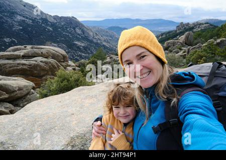 Mutter und Sohn machen ein Selfie in den Bergen Stockfoto