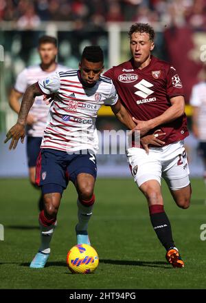 Turin, Italien, 27.. Februar 2022. Dalbert von Cagliari hält die Aufmerksamkeit von Mergim Vojvoda des FC Turin während des Spiels der Serie A im Stadio Grande Torino, Turin, aus. Bildnachweis sollte lauten: Jonathan Moscrop / Sportimage Stockfoto