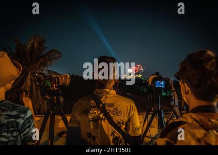 Petchaburi, Thailand. 27.. Februar 2022. Lokale Fotografen fotografieren auf einer Brücke während eines Feuerwerks in Petchaburi.das Phra Nakhon Khiri Festival findet in Petchaburi, Thailand statt. Das jährliche Fest zum Gedenken an König Rama IV. Umfasst eine Licht- und Feuerwerksanzeige rund um Phra That Chom Phet Chedi im Phra Nakhon Khiri Historial Park, einem ehemaligen königlichen Sommerpalast. (Foto von Matt Hunt/SOPA Images/Sipa USA) Quelle: SIPA USA/Alamy Live News Stockfoto