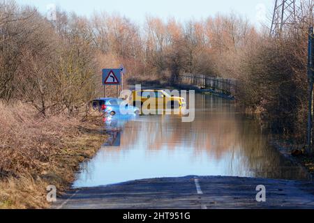 Fahrzeuge, die auf der Newton Lane in Fairburn, North Yorkshire, aufgegeben wurden, 1 Wochen nachdem der Sturm Franklin einige Teile Großbritanniens überflutet hatte Stockfoto