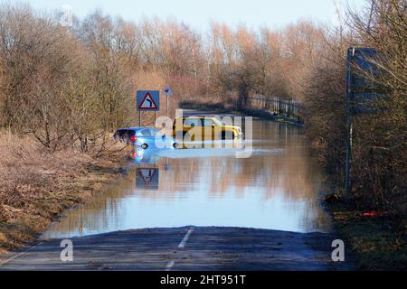 Fahrzeuge, die auf der Newton Lane in Fairburn, North Yorkshire, aufgegeben wurden, 1 Wochen nachdem der Sturm Franklin einige Teile Großbritanniens überflutet hatte Stockfoto