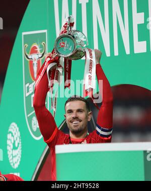 London, Großbritannien. 27.. Februar 2022. Jordan Henderson (L) feiert am 27. Februar 2022 beim Carabao Cup Final Match, Chelsea gegen Liverpool, im Wembley Stadium, London, Großbritannien. Kredit: Paul Marriott/Alamy Live Nachrichten Stockfoto