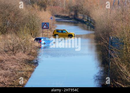 Fahrzeuge, die auf der Newton Lane in Fairburn, North Yorkshire, aufgegeben wurden, 1 Wochen nachdem der Sturm Franklin einige Teile Großbritanniens überflutet hatte Stockfoto