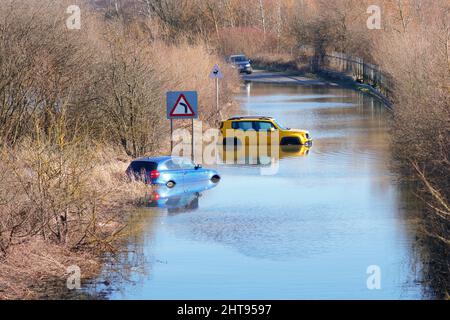 Fahrzeuge, die auf der Newton Lane in Fairburn, North Yorkshire, aufgegeben wurden, 1 Wochen nachdem der Sturm Franklin einige Teile Großbritanniens überflutet hatte Stockfoto