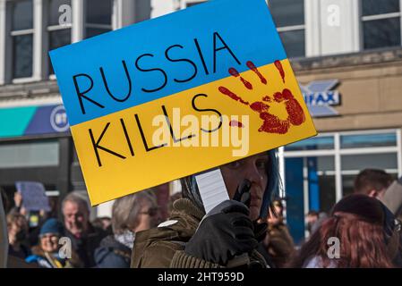 Junge Frau protestiert gegen die russische Invasion in der Ukraine. 27.. Februar 2022, Edinburgh, Schottland, Großbritannien. Stockfoto