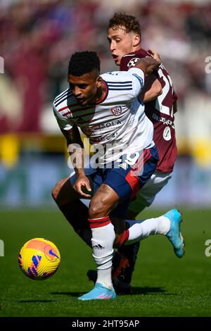 Turin, Italien. 27. Februar 2022. Dalbert Henrique von Cagliari Calcio kämpft während des Fußballspiels der Serie A zwischen dem FC Turin und Cagliari Calcio mit dem FC Mergim Vojvoda von Turin um den Ball. Kredit: Nicolò Campo/Alamy Live Nachrichten Stockfoto